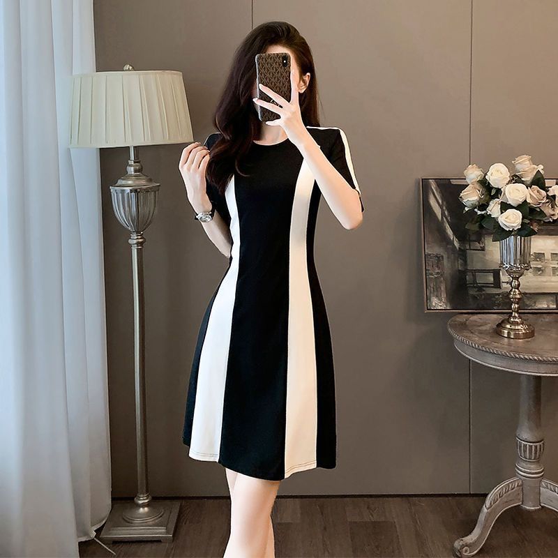 Age-reducing Dress With A High-end Vibe For Petite Frames
